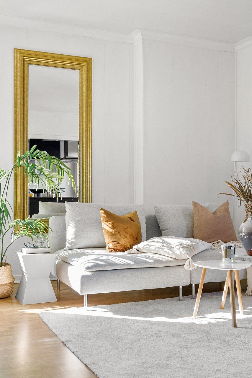 Distribución espaciosa de muebles en reforma de salón contemporáneo por 12.500 euros