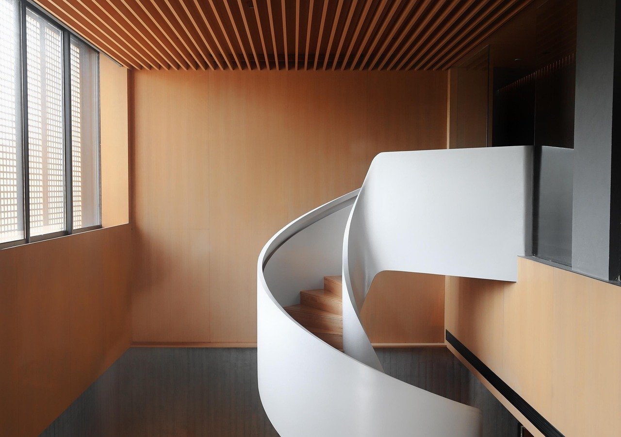 Diseño de interiores salón minimalista con iluminación LED y presupuesto detallado.