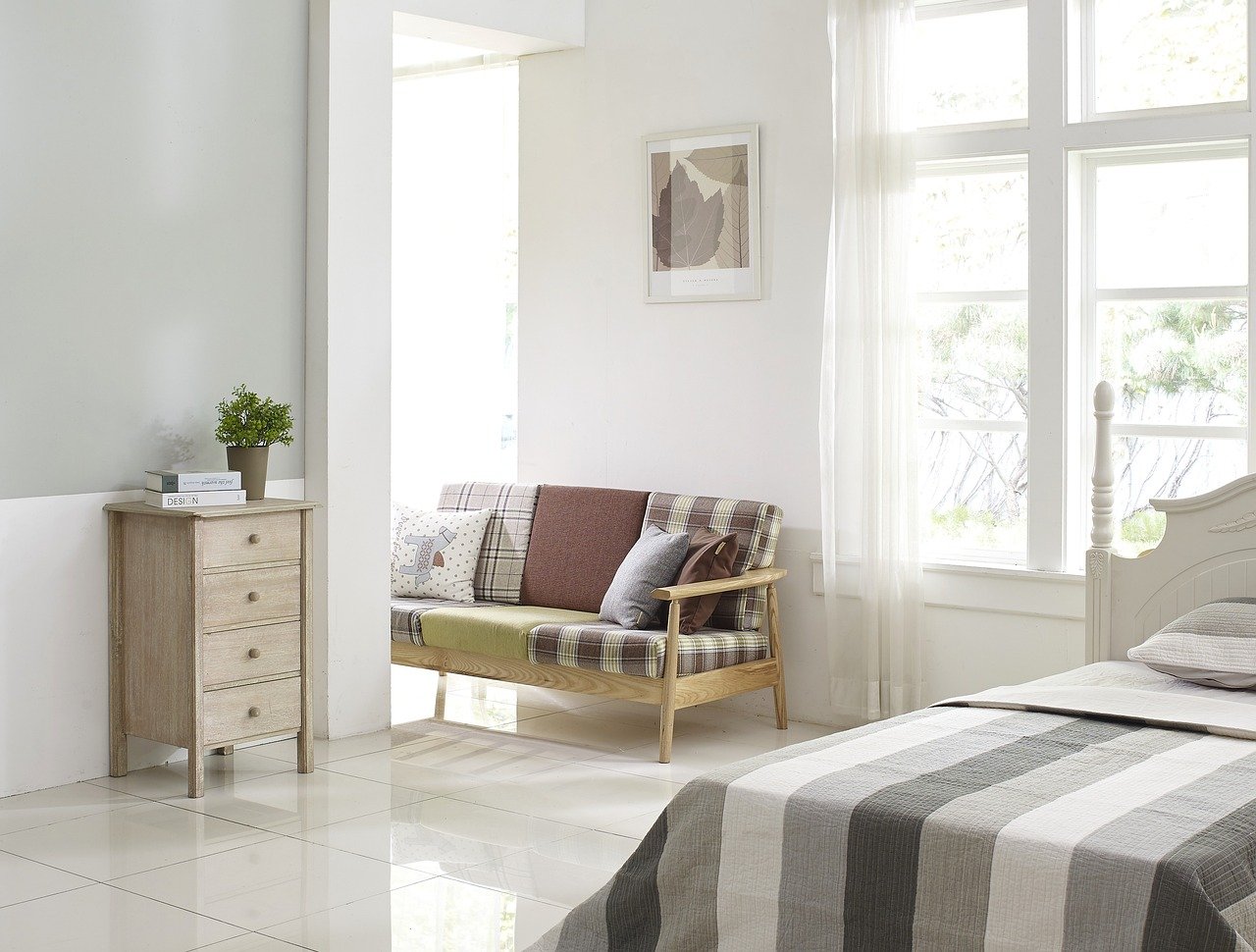 Salón moderno reformado con mobiliario elegante y presupuesto optimizado a 15.000 euros