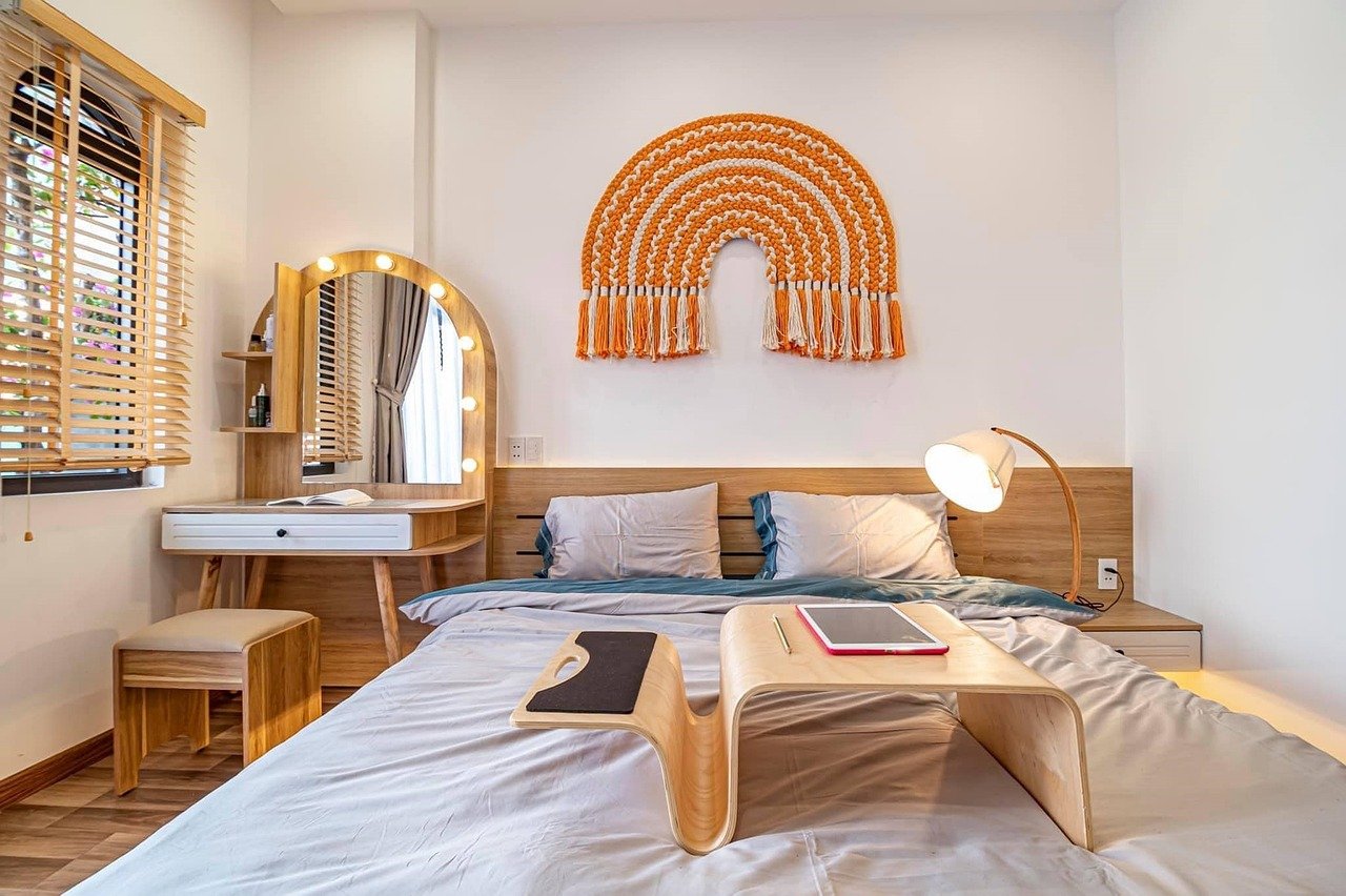 Remodelación habitación moderna que integra espacios de trabajo y descanso con diseño interior equilibrado.