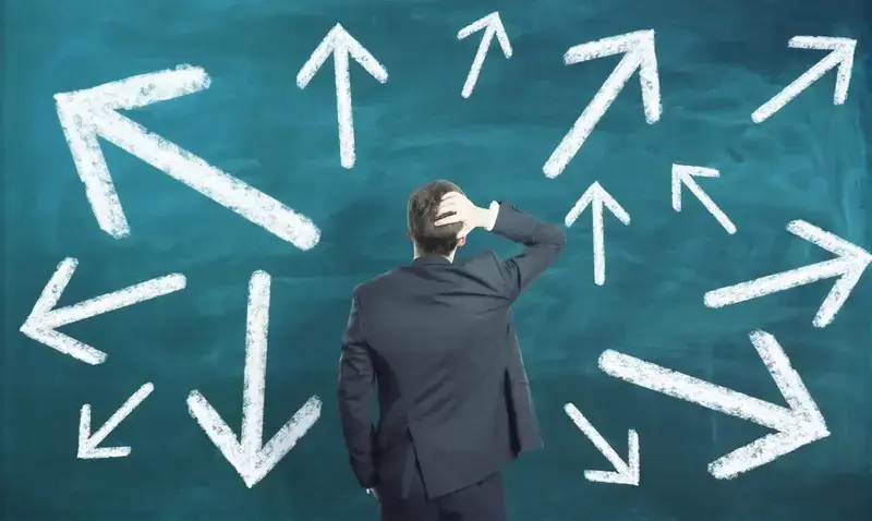 Gerente de proyecto revisando estadísticas de rendimiento