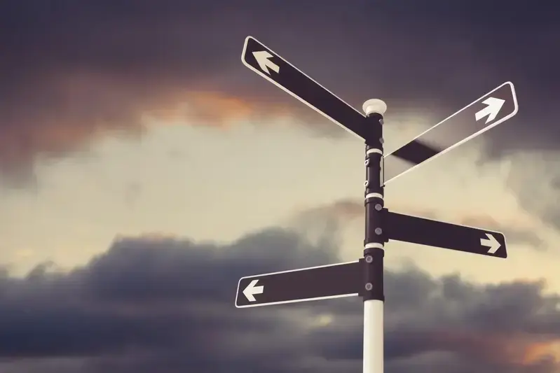 una brújula que señala el norte, con un fondo de un paisaje de montañas y un camino bien marcado