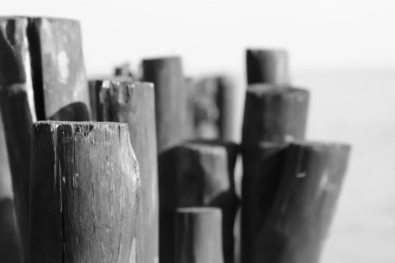 Un plano de construcción con símbolos de cumplimiento normativo destacados.